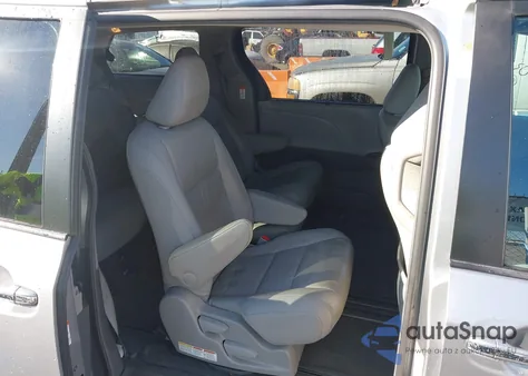 2016 Toyota Sienna Xle Premium 8 Passenger z USA, uszkodzony, nr VIN 5TDYK3DC9GS764536